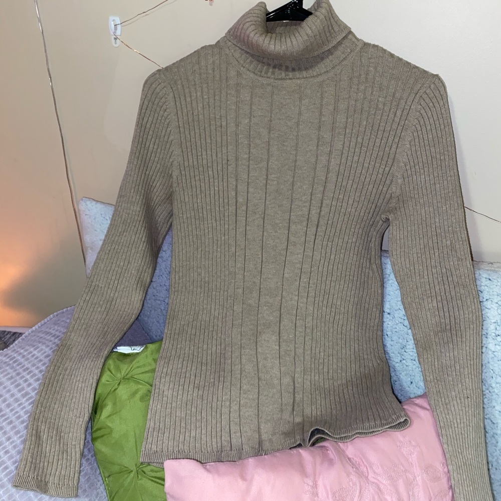 🛑SOLD🛑.       Cream / tan turtleneck